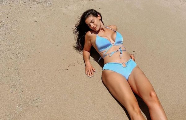 Χριστίνα Μπόμπα: Φορά το μπικίνι της και δείχνει το σώμα της ένα χρόνο μετά τη γέννηση των διδύμων