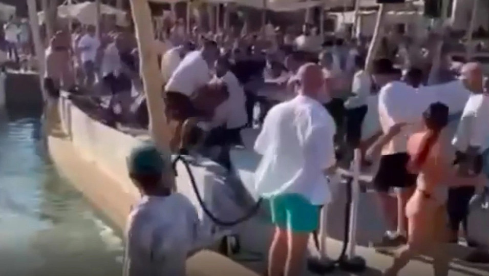 Μύκονος: Άγριο ξύλο σε beach bar του νησιού - Δείτε το απίστευτο βίντεο