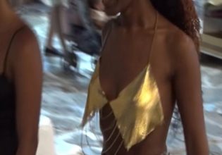 Τα πέταξαν όλα στη Μύκονο: Ημίγυμνες καλλονές στα σοκάκια του νησιού