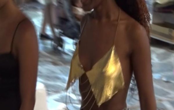 Τα πέταξαν όλα στη Μύκονο: Ημίγυμνες καλλονές στα σοκάκια του νησιού