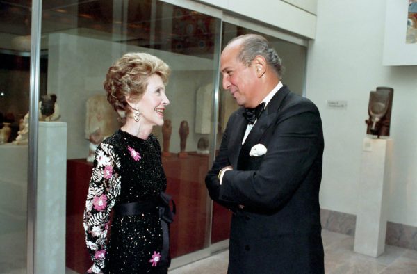 «Δεν ξέρω πραγματικά να φτιάχνω καθημερινά ρούχα»: Η ιστορία του ψηλού, κομψού Oscar de la Renta