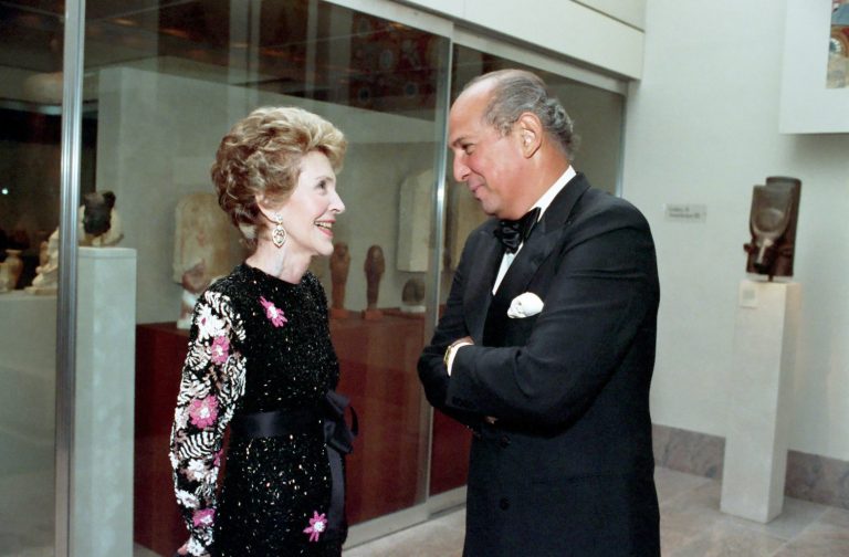 «Δεν ξέρω πραγματικά να φτιάχνω καθημερινά ρούχα»: Η ιστορία του ψηλού, κομψού Oscar de la Renta