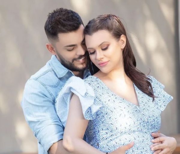 Χρήστος Σαντικάι: Δεν φαντάζεστε τι κάνει στην κοιλιά της Λάουρα Νάργες