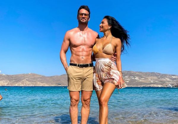 Νικόλ Σέρζινγκερ: Ζάλισε τη Μύκονο με τον σέξι χορό της