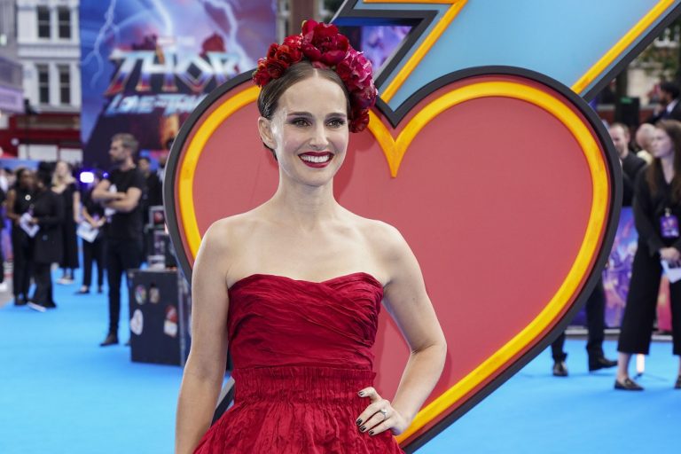 Νάταλι Πόρτμαν: Με κατακόκκινο μίνι φόρεμα Dior στην πρεμιέρα του «Thor»