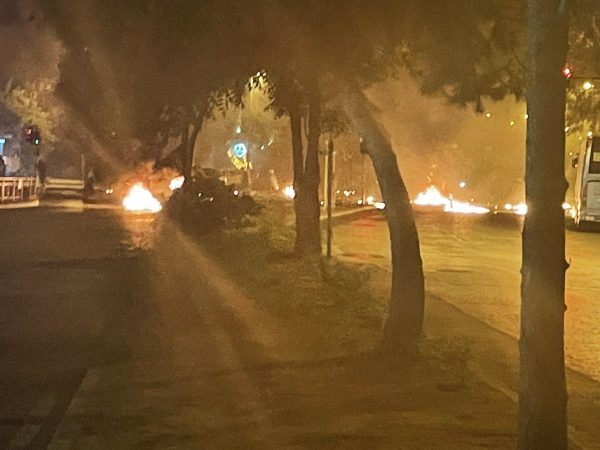 Πανεπιστημιούπολη: Ξέσπασαν επεισόδια – Μολότοφ κατά του κτιρίου των ΜΑΤ