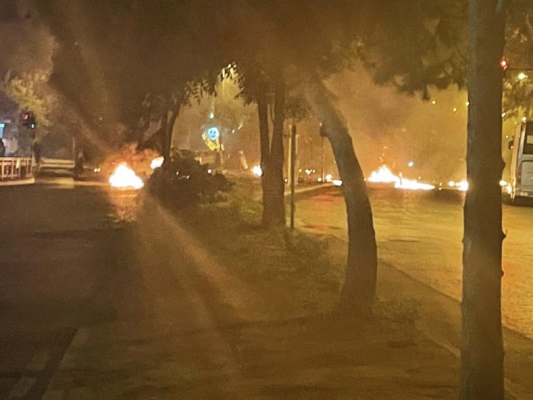 Πανεπιστημιούπολη: Ξέσπασαν επεισόδια – Μολότοφ κατά του κτιρίου των ΜΑΤ