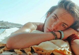 Αναστασία Παντούση: Φόρεσε μόνο ένα μαντήλι στα μαλλιά και πόζαρε στην παραλία