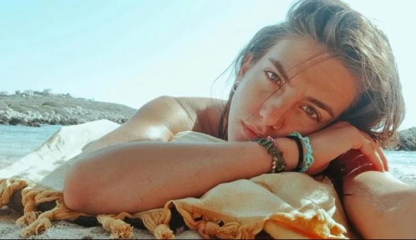 Αναστασία Παντούση: Φόρεσε μόνο ένα μαντήλι στα μαλλιά και πόζαρε στην παραλία