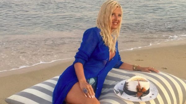 Μαρίνα Πατούλη: Με σύνολο που «κόβει» την ανάσα στα στενά της Μυκόνου
