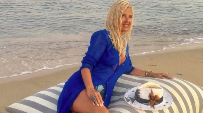 Μαρίνα Πατούλη: Με σύνολο που «κόβει» την ανάσα στα στενά της Μυκόνου