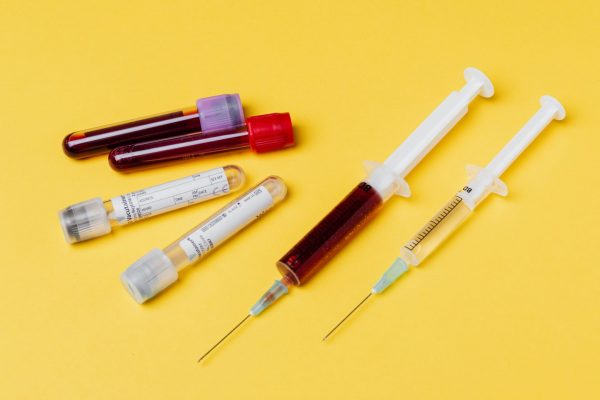 Λιγότερες εξετάσεις αίματος προκαλούν οι ελλείψεις σε σωληνάρια για τα τεστ