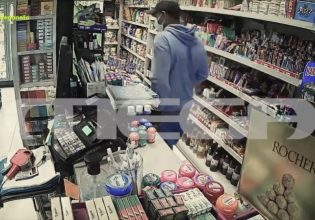 Ντοκουμέντο MEGA: Μάχη σώμα με σώμα αδίστακτου ληστή με υπάλληλο σε μίνι μάρκετ