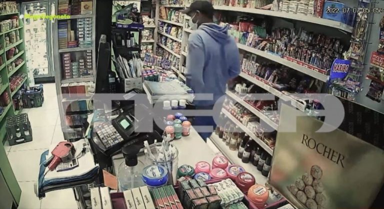 Ντοκουμέντο MEGA: Μάχη σώμα με σώμα αδίστακτου ληστή με υπάλληλο σε μίνι μάρκετ