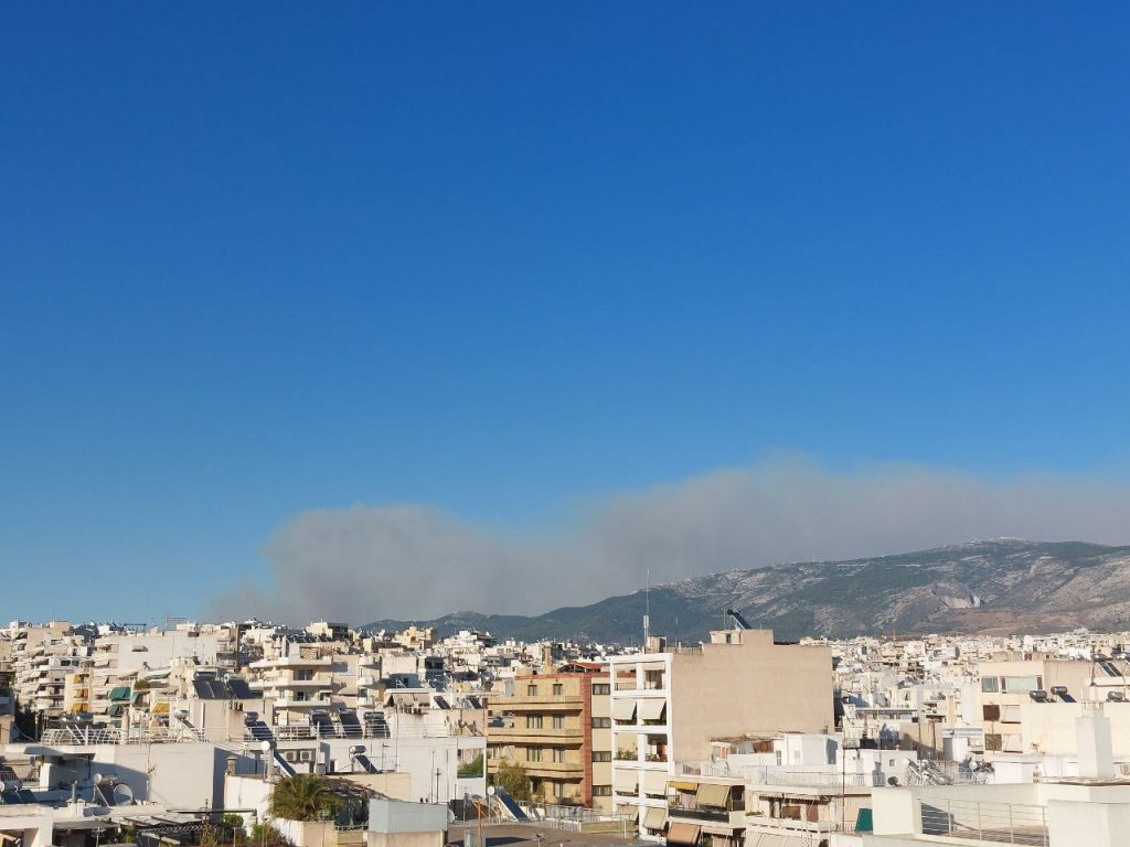 Φωτιά στην Πεντέλη: Σκοτείνιασε ο ουρανός της Αττικής