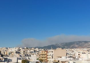 Φωτιά στην Πεντέλη: Σκοτείνιασε ο ουρανός της Αττικής