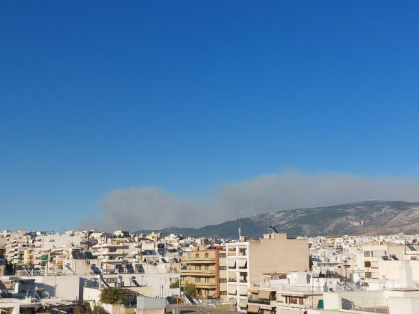 Φωτιά στην Πεντέλη: Σκοτείνιασε ο ουρανός της Αττικής