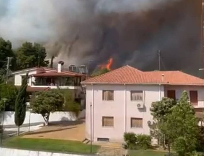 Φωτιά στην Ηλεία: Ανεξέλεγκτο το πύρινο μέτωπο - Απειλούνται σπίτια