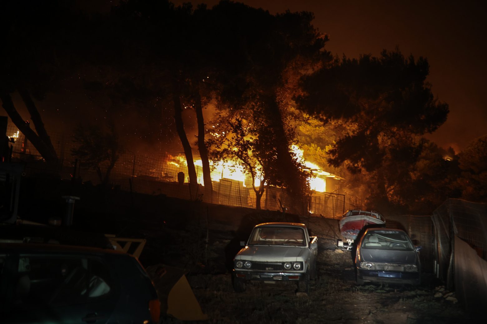 Φωτιά στην Πεντέλη: Εφιαλτική νύχτα με τις φλόγες να καίνε σπίτια - Συνεχείς αναζωπυρώσεις και ισχυροί άνεμοι