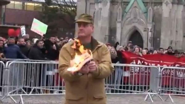 Νορβηγία: Δύο γυναίκες ανέτρεψαν το αυτοκίνητο ακροδεξιού αντιισλαμιστή που έκαψε δημοσίως το Κοράνι