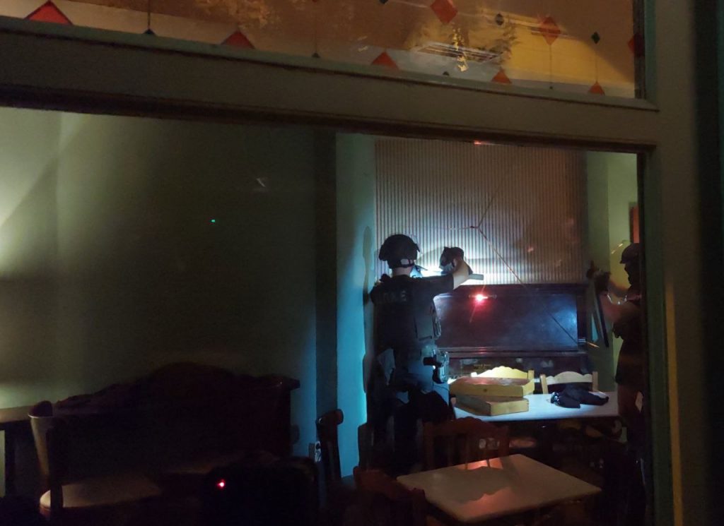 Εξάρχεια: Νύχτα έντασης – Έρευνες της Αστυνομίας σε μπαρ και προσαγωγές
