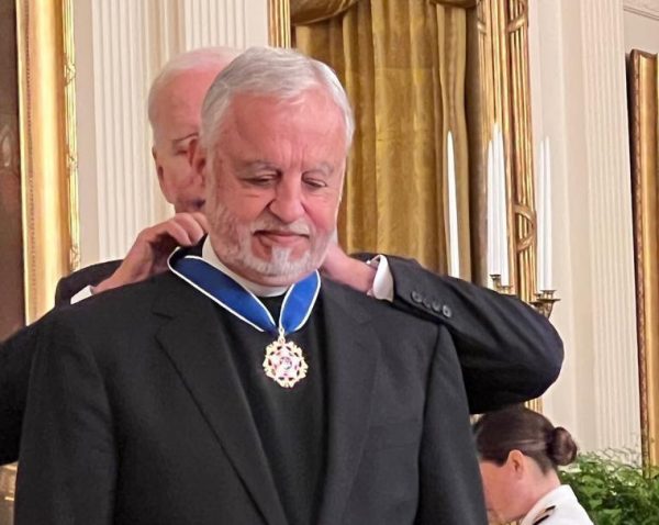Father Alex Karloutsos: Βραβεύτηκε με το Προεδρικό Μετάλλιο Ελευθερίας από τον Μπάιντεν