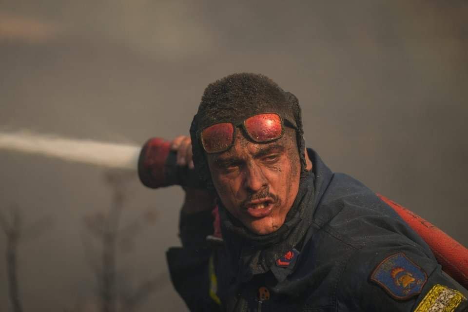 Φωτιά στην Πεντέλη: Ολονύχτια μάχη με τις φλόγες - Εχθρός οι ισχυροί άνεμοι - Στοίχημα η μη επέκτασή της