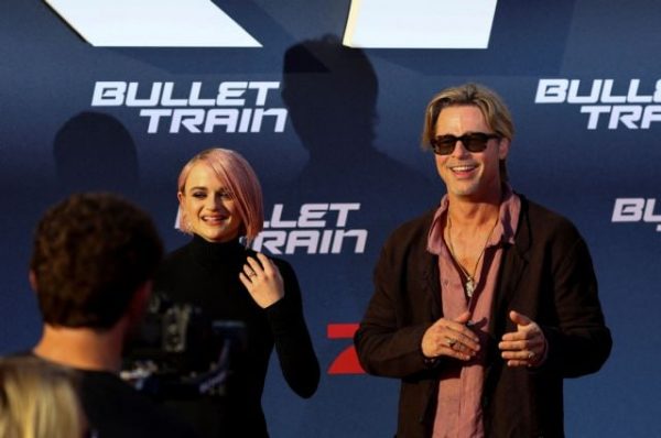 Ο Μπραντ Πιτ κάνει δήλωση μόδας με φούστα και αρβύλες -σε κοινή θέα τα τατουάζ του στις γάμπες