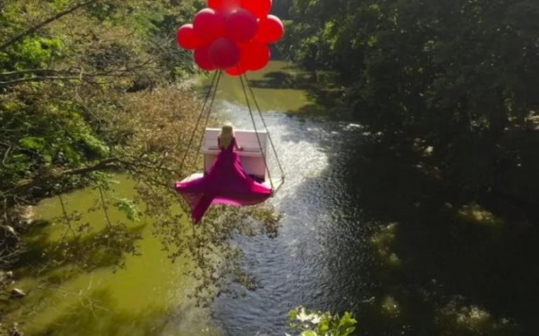 Απίστευτο θέαμα με ιπτάμενη πιανίστρια πάνω από την Κοιλάδα των Τεμπών