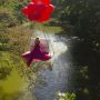 Απίστευτο θέαμα με ιπτάμενη πιανίστρια πάνω από την Κοιλάδα των Τεμπών