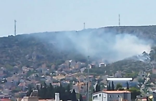 Συναγερμός για μεγάλη πυρκαγιά στο Ποικίλο Όρος: Επιχειρούν εναέρια μέσα – Κοντά σε σπίτια η φωτιά
