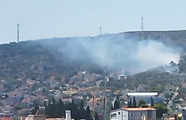 Συναγερμός για μεγάλη πυρκαγιά στο Ποικίλο Όρος: Επιχειρούν εναέρια μέσα – Κοντά σε σπίτια η φωτιά