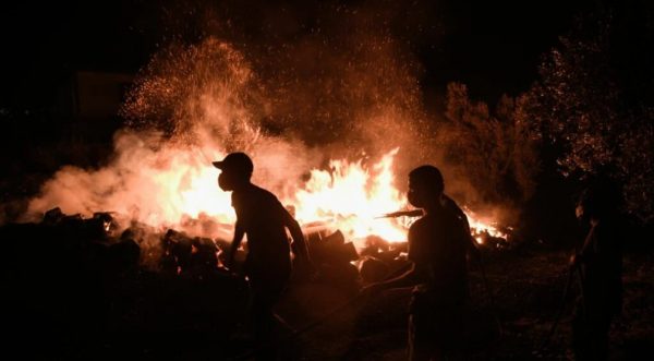 Κρήτη: Συναγερμός για πυρκαγιά στο Βραχάσι Λασιθίου – Κοντά στο χωριό το μέτωπο