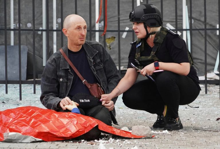 Χάρκοβο: Πατέρας κρατά το χέρι του 13χρονου νεκρού γιου του στο Χάρκοβο