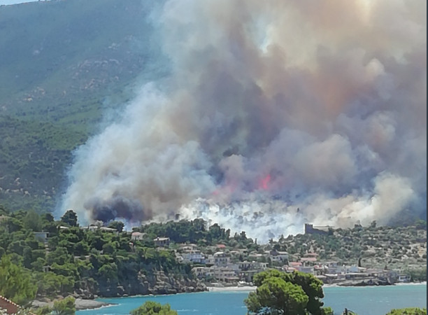 Συναγερμός για μεγάλη φωτιά στο Πόρτο Γερμενό - Επιχειρούν οκτώ εναέρια μέσα [εικόνες & βίντεο]