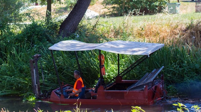 Με ειδική βάρκα συνεχίζονται οι καθαρισμοί των ποταμών στο Δήμο Τρικκαίων