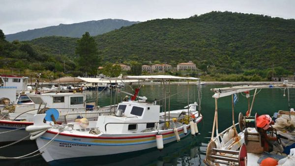 Πούλιθρα: Το πανέμορφο χωριό της Αρκαδίας που συνδυάζει βουνό και θάλασσα