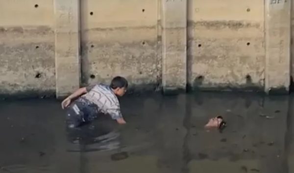 Ταϊλάνδη: «Πτώμα» που επέπλεε σε βρόμικα νερά τελικά… έκανε διαλογισμό