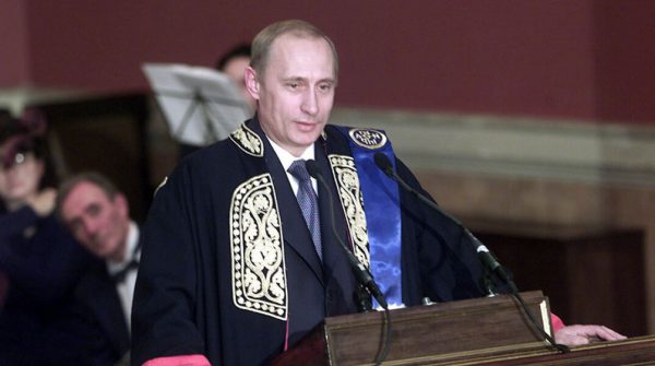 ΕΚΠΑ: Αφαιρείται ο τίτλος του επίτιμου διδάκτορα από τον Πούτιν με απόφαση της Συγκλήτου