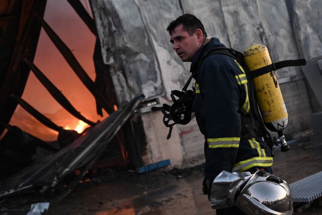 Υπερωρίες και επίδομα επικινδυνότητας στους πυροσβέστες – Τι προβλέπει το πολυνομοσχέδιο