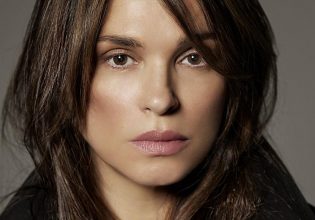 Η Σίλια Κριθαριώτη με μαύρο μπικίνι ποζάρει ανάμεσα σε κύκνους