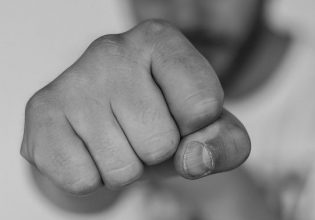 Σύλβια Κουρεντζή: Ανοίγει ξανά η υπόθεση της βίαιης επίθεσης κατά τρανς ακτιβίστριας