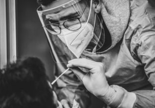 Κοροναϊός: «Χαμός» με τα ενεργά κρούσματα στην Ελλάδα – Η έκκληση του καθηγητή Παυλάκη για εμβολιασμό