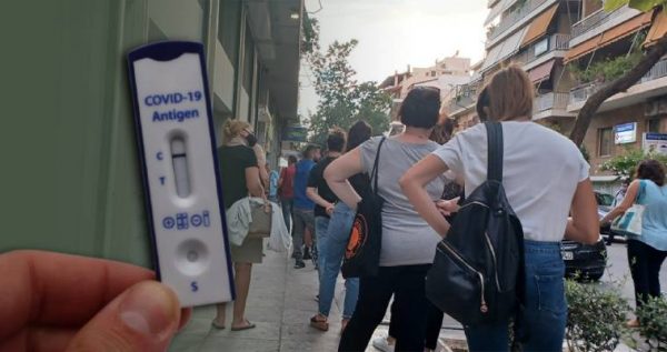 Κοροναϊός: Ουρές στα εφημερεύοντα φαρμακεία για rapid test μέχρι αργά το βράδυ