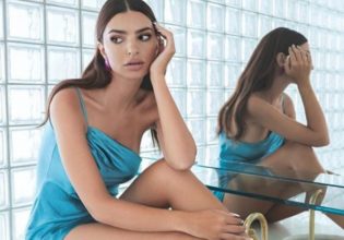 Έμιλι Ρατακόφσκι: Ποζάρει ολόγυμνη στο σαλόνι του σπιτιού της