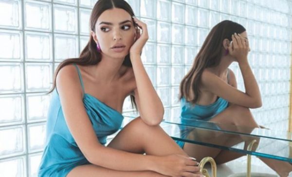 Έμιλι Ρατακόφσκι: Ποζάρει ολόγυμνη στο σαλόνι του σπιτιού της