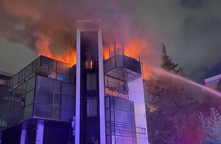 Μαρούσι: Στις φλόγες Real FM και Real News – «Μας καίνε» λέει ο Χατζηνικολάου