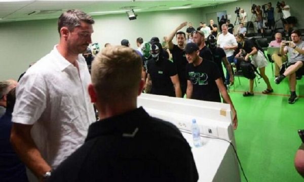 Ολίμπια: Οργανωμένοι οπαδοί μπούκαραν στην αίθουσα Τύπου και έδιωξαν τον Ριέρα! (vid)