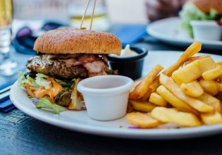 Junk food: Αυτή είναι η καλύτερη ώρα της ημέρας για να το απολαύσεις