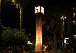 Πειραιάς: Ο Δήμος φωταγώγησε το πέτρινο ρολόι στο Πασαλιμάνι για την Παγκόσμια Ημέρα Ηπατίτιδας